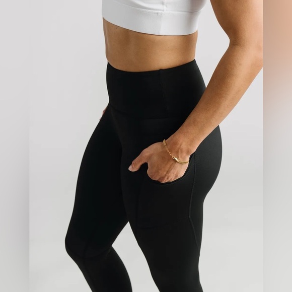 Zyia Active ZYIA Black Pocket Light n Tight Hi-rise Capri 20" RC - Picture 4 of 14